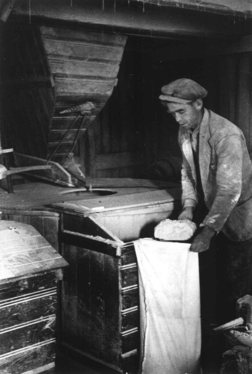 Anna Grostøl, Åmdal, Tokke, Telemark 1941. En mann i interør fra gammel. mølle.