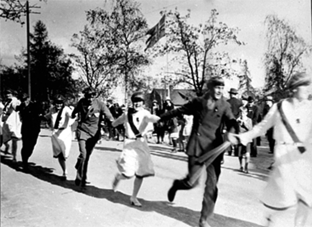 Anno Domkirkeodden, RUSSETOG, LØPENDE RUSS NEDOVER GATA, HÅND I HÅND, ØIVIND BERG I MIDTEN, 17 MAI