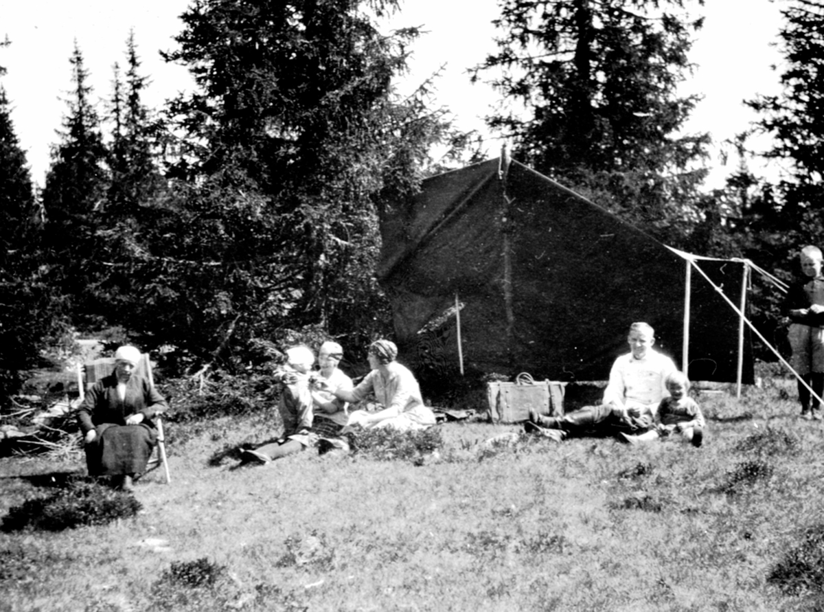Anno Domkirkeodden, Barn og voksne i familien Løken fra Granerud gård, Brumunddal på teltur, Mesnali.