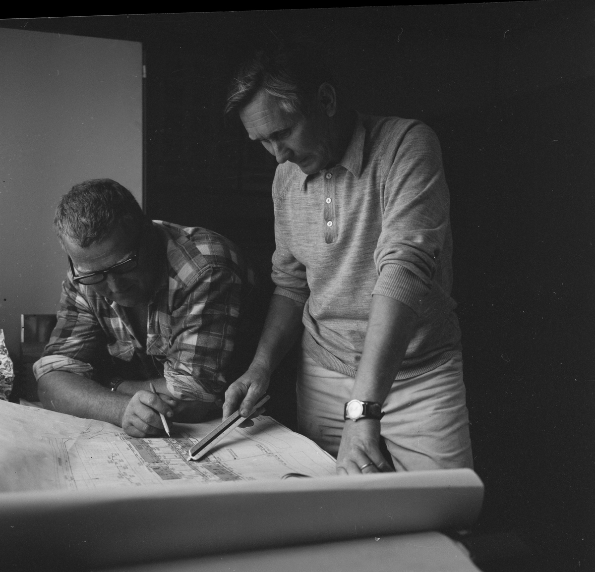 Tierp Arbetarbladet, Expropriated area, men studying drawing, Tierp, Uppland, August 1971