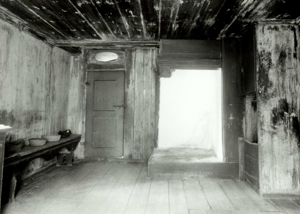 Gisle Midttun, Elisabethstua, Nedre Skjefstad, Elverum, Sør-Østerdal, Hedmark. Interiør, kjøkken med dør, peis, benk, skap og binge. Nå på Glomdalsmuseet.