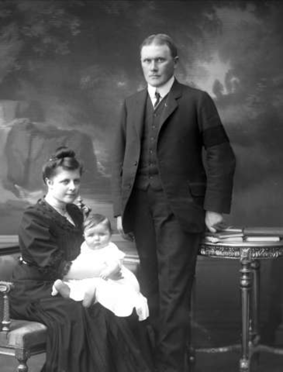 Gustav Borgen, Gruppeportrett, familie, par med et barn. Ingeniør Adamsen.