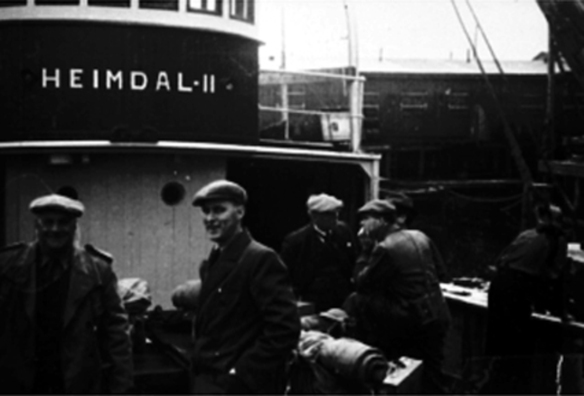 Anno Domkirkeodden, Sørværkomiteen 1946 - 1954, reiste på befaring i forbindelse med oppbygging av fiskeværet etter krigen, ombord i båten Heimdal 2, til venstre: rådmann Sigurd Pedersen, i midten bak med bart: bokhandler Støkken og kringkastingsbestyrer Thor Thorstensen. Se NO-31061-01 og bl. a. 0401-08566 til 0401-0…