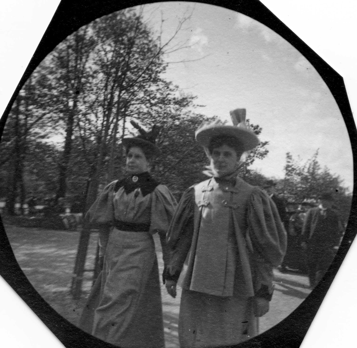 Fredrik Carl Mülertz Størmer, Frk.Helga Bull til høyre og hennes søster spaserer i park.