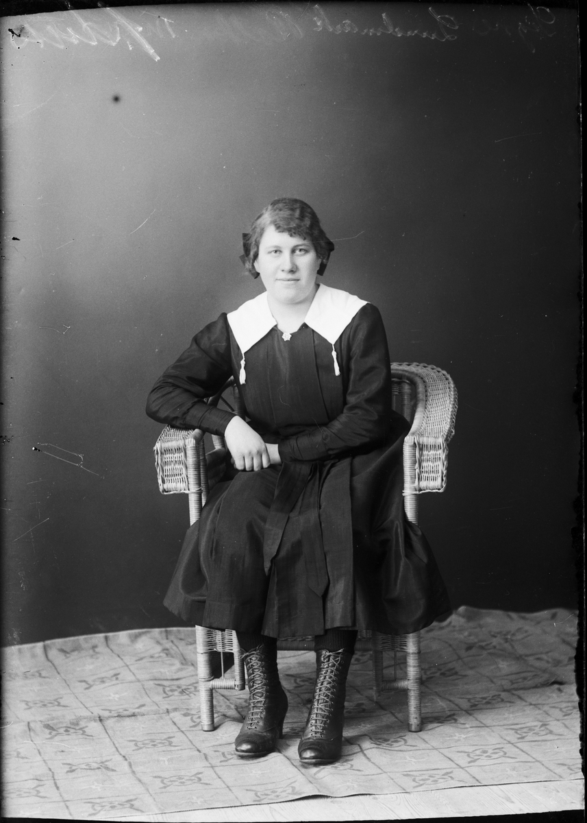 Skötsner-Edhlund, Signe Lundmark från Bolka, Börstil socken, Uppland 1920