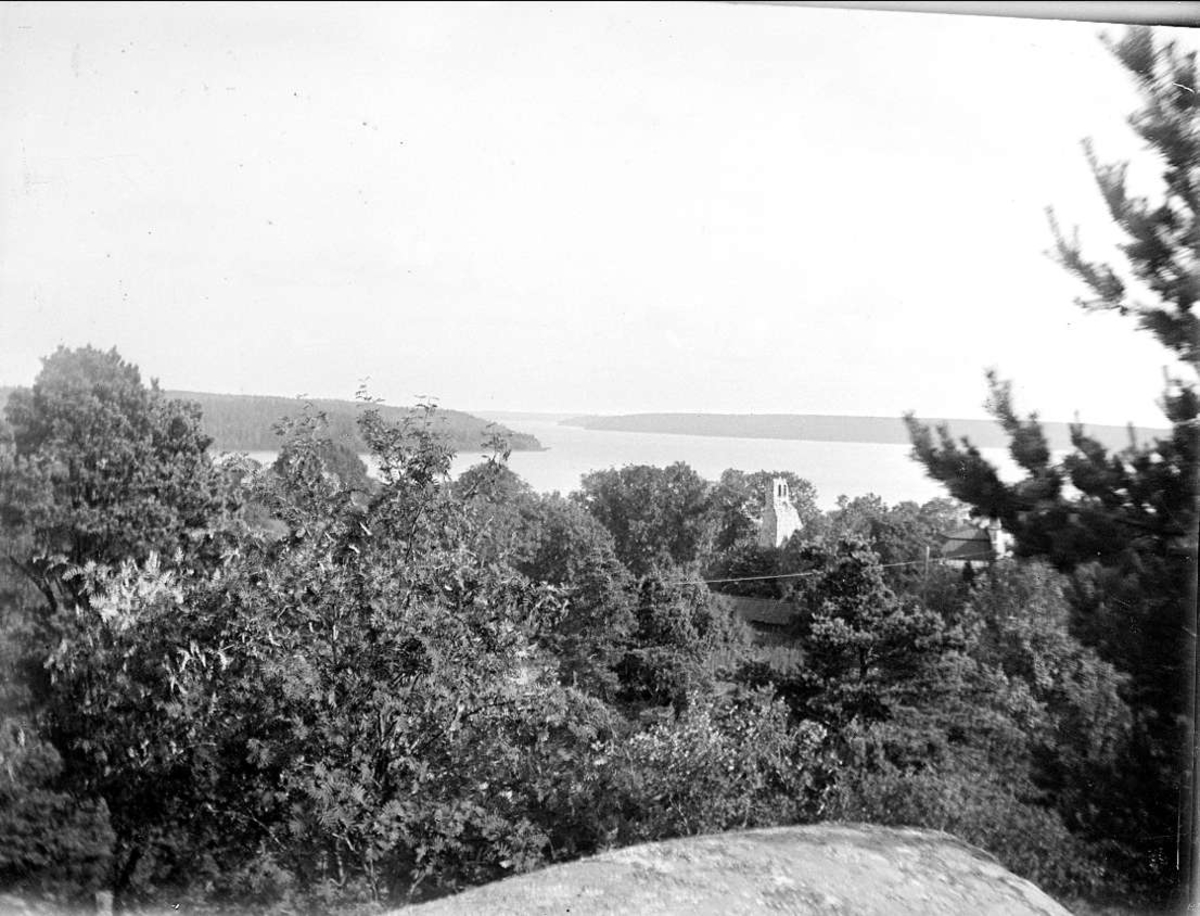 August Fredrik Schagerström, Utsikt över Sigtunafjärden, med ruinen av S:t Lars kyrka, Sigtuna, Uppland augusti 1930