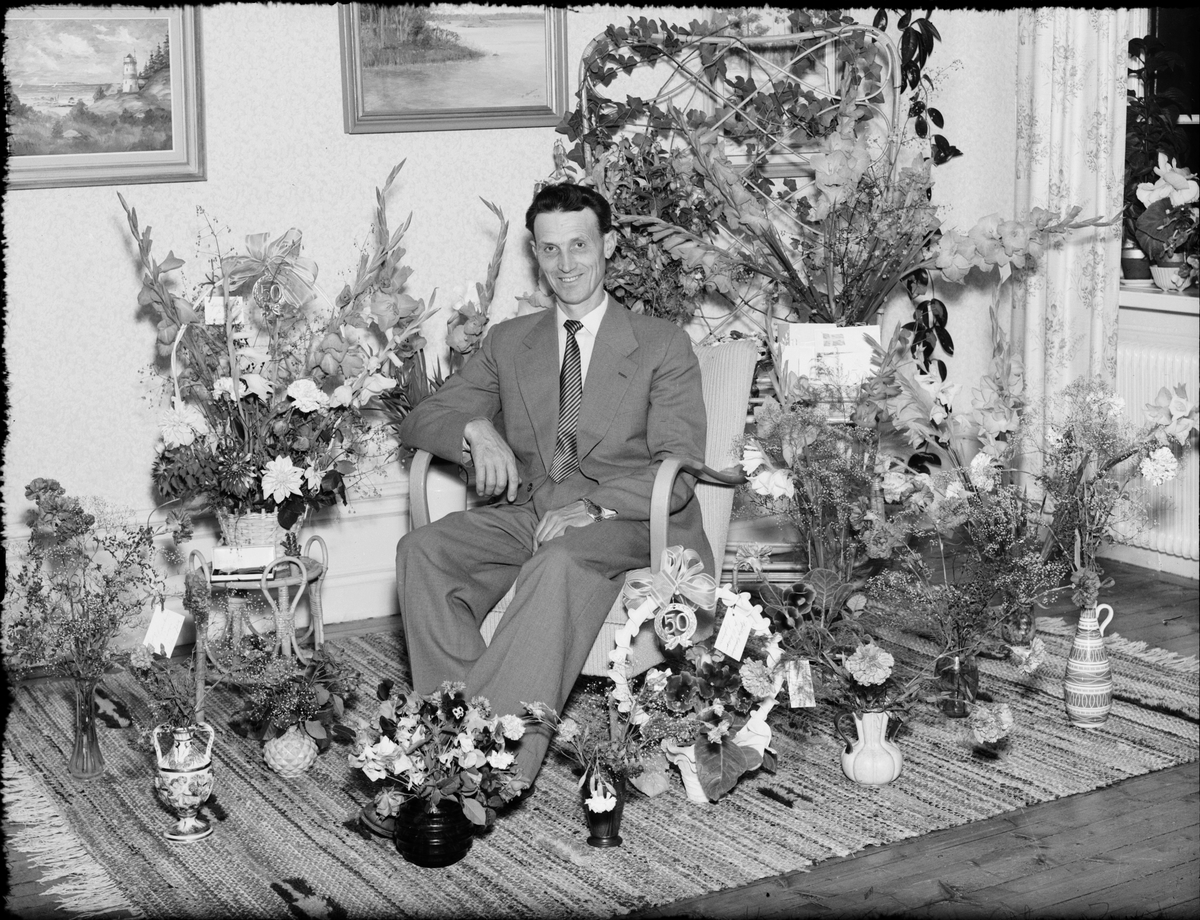 Skötsner-Edhlund, Man i hemmiljö omgiven av blommor, Östhammar, Uppland