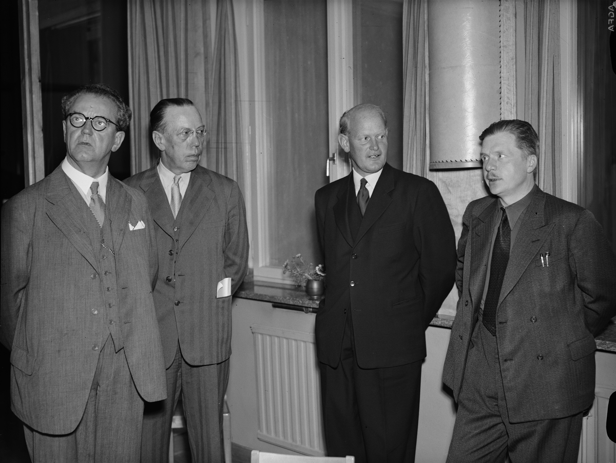 Paul Sandberg, Drätselkammarens ordförande Tycho Hedén (nr två från vänster) med tre okända män, Uppsala 1945