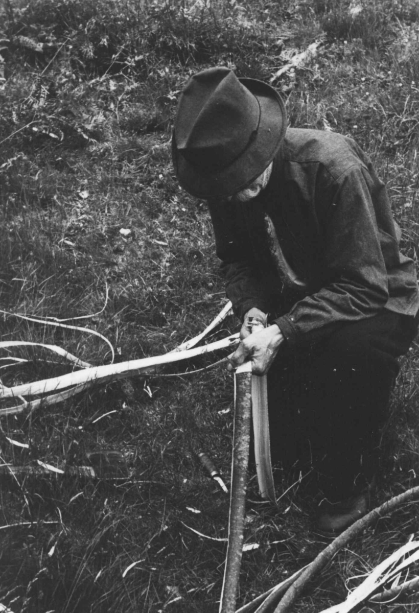 Anna Grostøl, Gunder Tarjeisen Torsland lager bastetau. Åseral 1943.