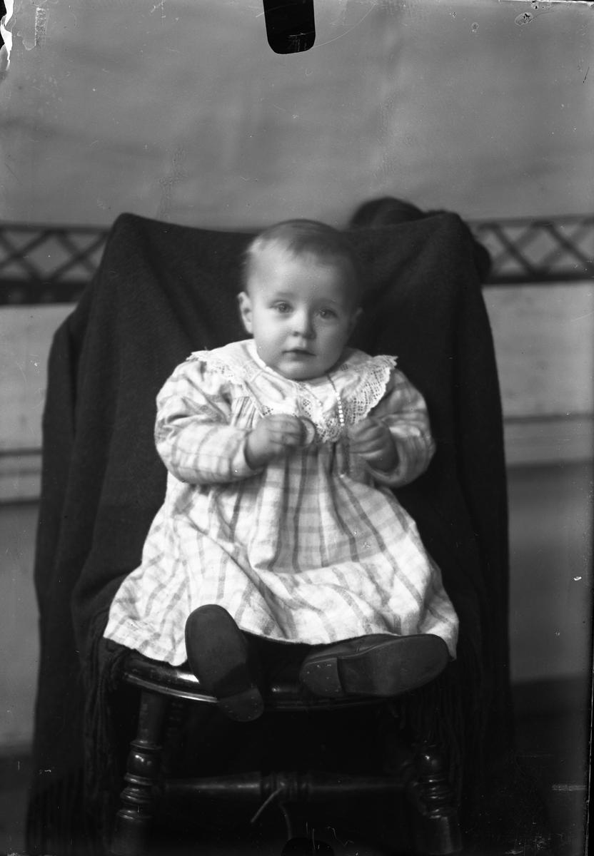 Oscar Holte, Portrett av liten gutt
