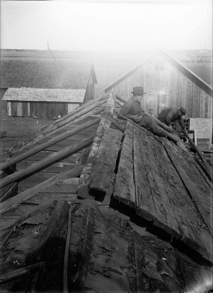 Paul Sandberg, The roof of the shaft shed - now at the open-air museum Disagården - during dismantling in Gränby, Björklinge parish, Uppland