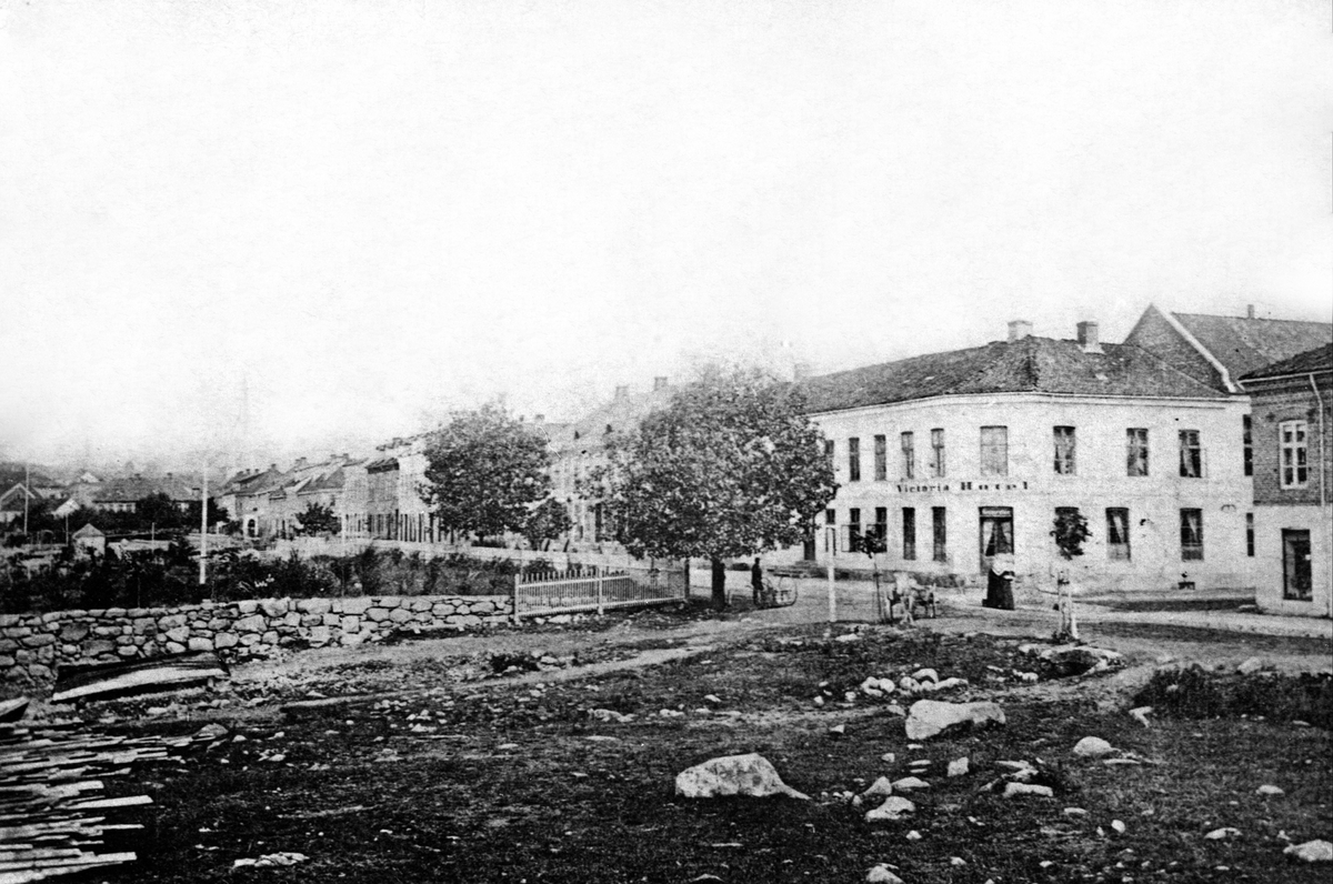 Anno Domkirkeodden, STRANDGATA. 21, VICTORIA HOTEL, HOTELL, STRANDGATEHAGENE, 1870-årene. Kirsti og Jens Larsen grunnla hotellet. Victoria hotell er byens eldste hotell.