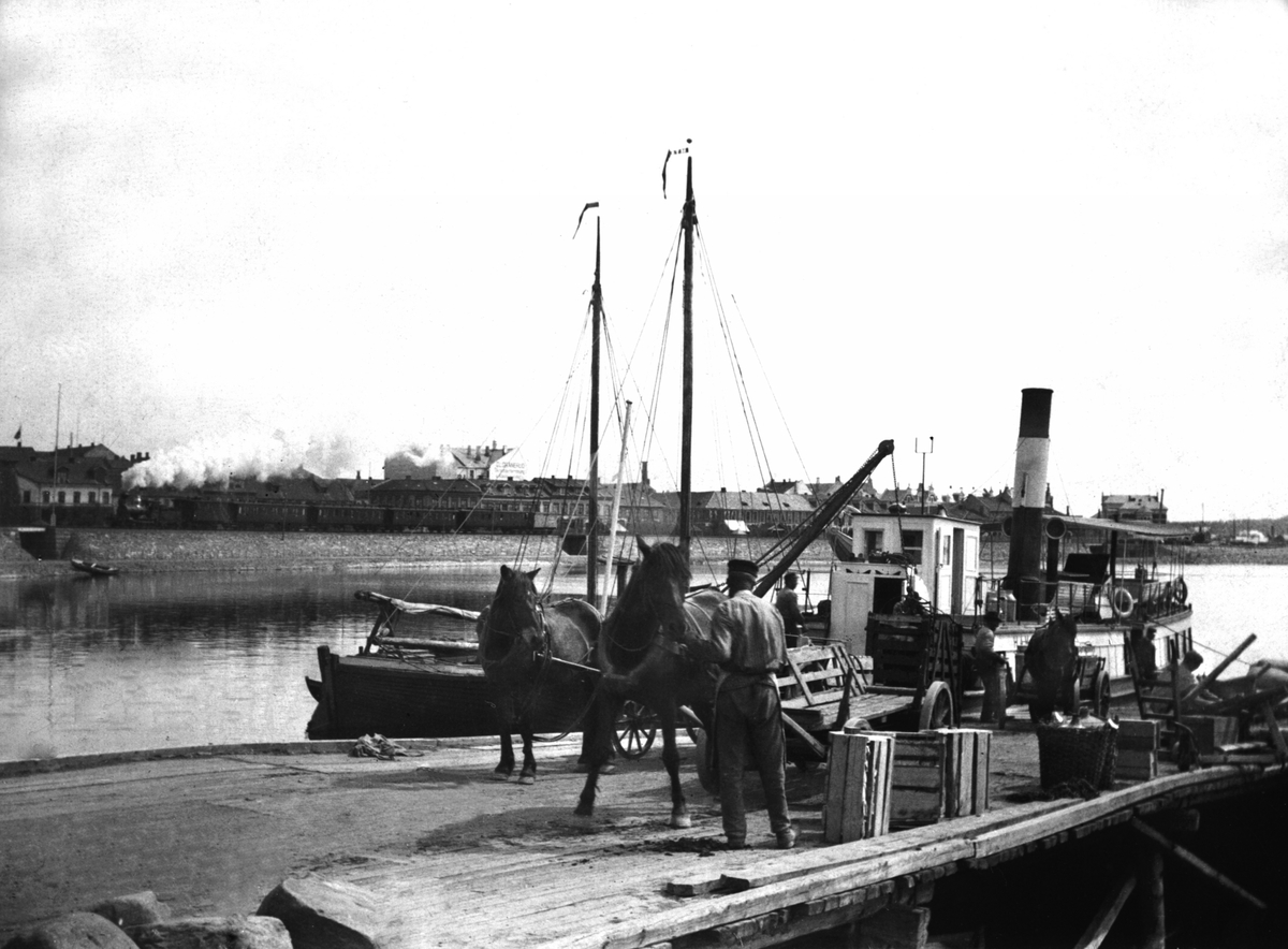 Anno Domkirkeodden, MJØSBÅTER, HESTER, TRANSPORT, HAMAR BRYGGE, D. S. HAMAR, 2 JAKTER, D:S: HAMAR, BYGGET I 1888 FOR KR. 30. 000, -. 88 BRUTTO TONN, OMBYGGET I 1897. TIL SKRAPHANDLER PÅ JESSNES I 1951. "Bundefjord" til venstre og "Hamar" til høyre.
