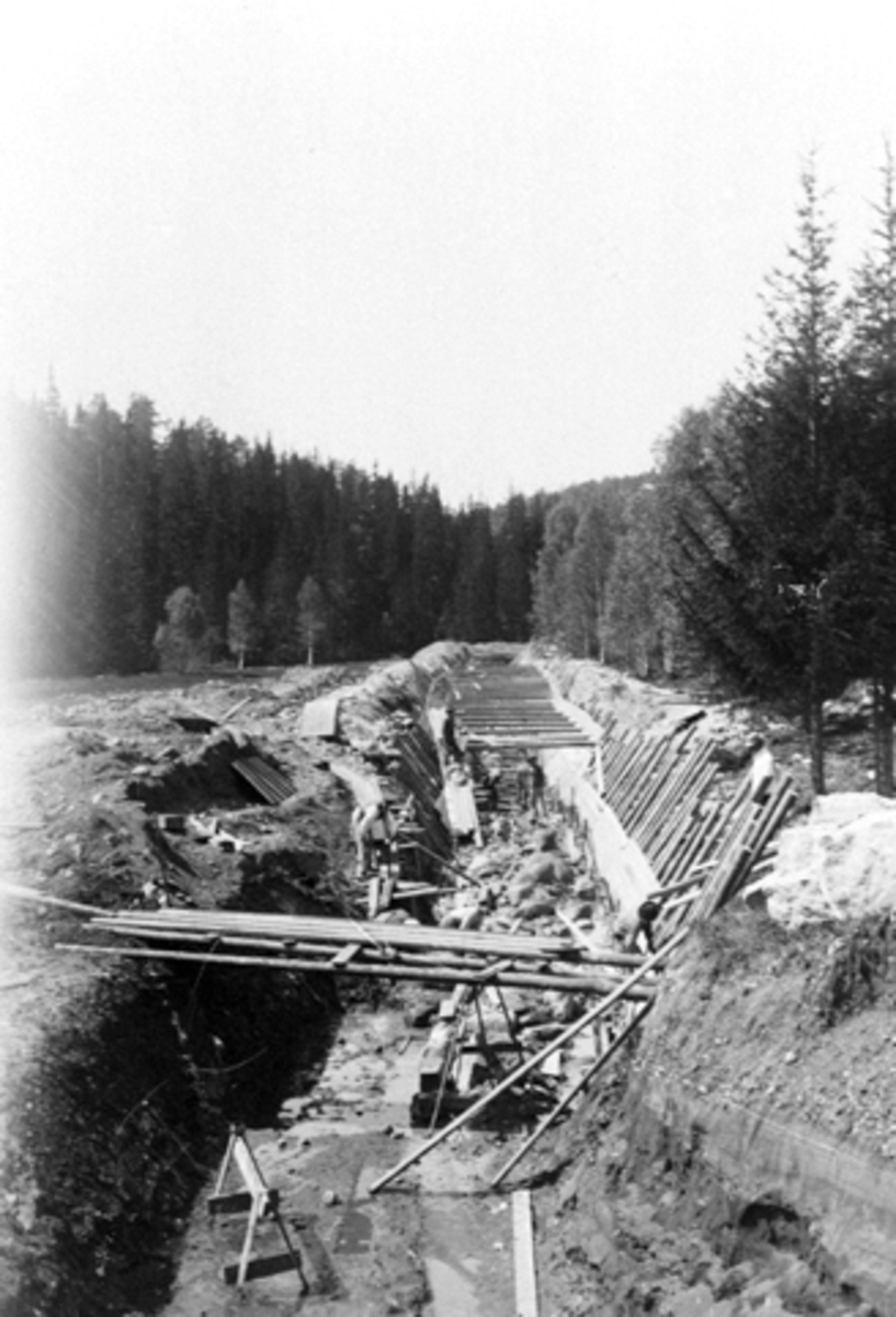 Anno Domkirkeodden, Utgraving av tilførselkanal til Moelv kraftstasjon, ble bygget for Moelv Cellulosefabrikk ca. 1907-1909. Kanalen var 1600 meter lang og kraftverket produserte ca. 800kw.