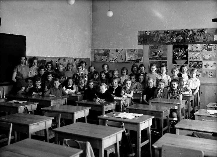 Sven Lindskog, Olaus Petriskolan, classroom interior, 38 girls with teacher Miss Britten Håkansson. Class 4a, Hall 1.