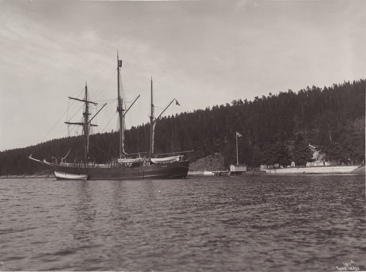Anders Beer Wilse, Prot: Fram udenfor Amundsens Hjem fra fjorden 3/6