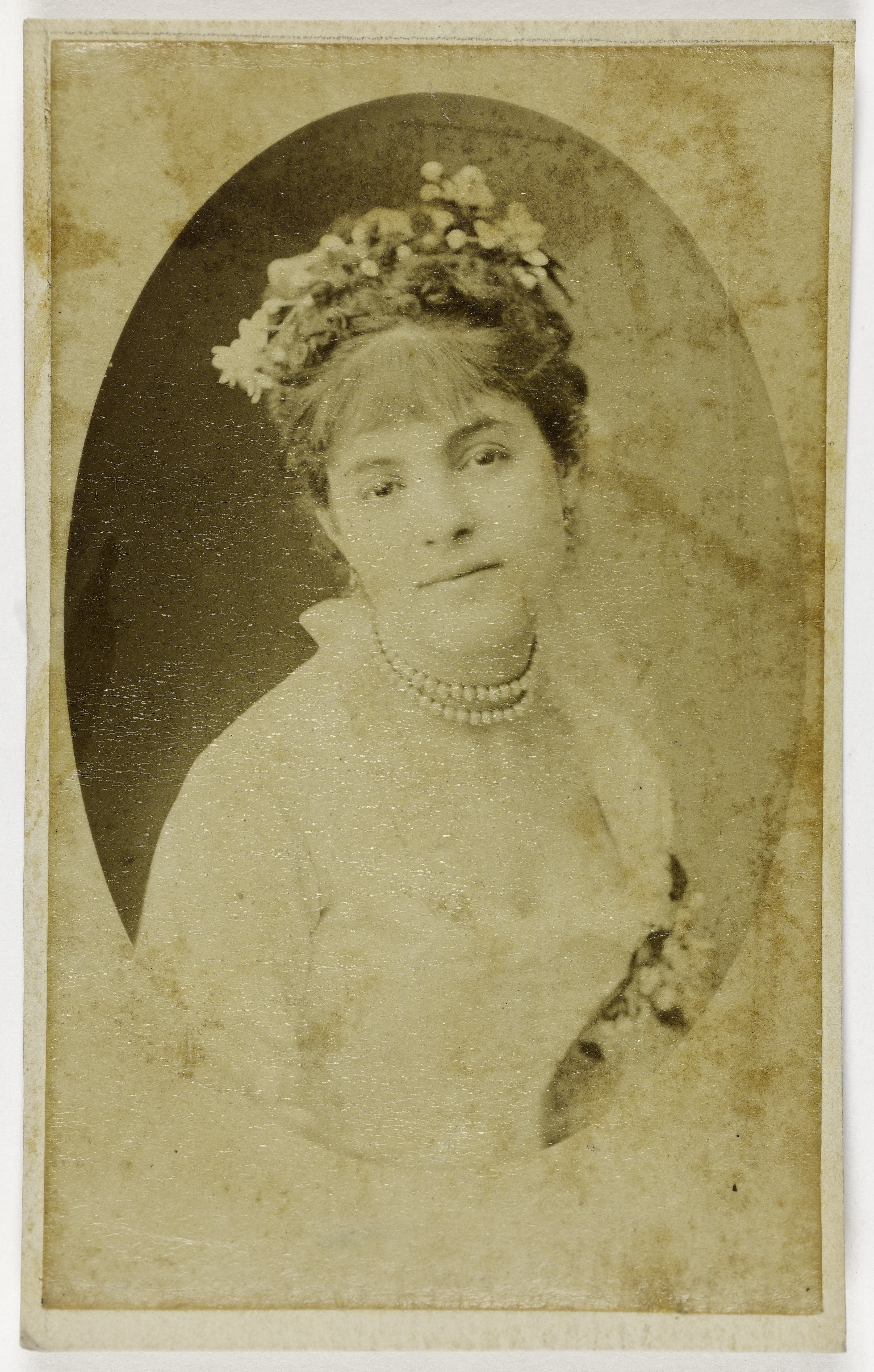 Anonyme, Portrait d'Emélie Mayer (1852-), dite Mily Meyer, actrice au Théâtre de la Renaissance vers 1875-1880 et aux Cafés Chantants en 1875.