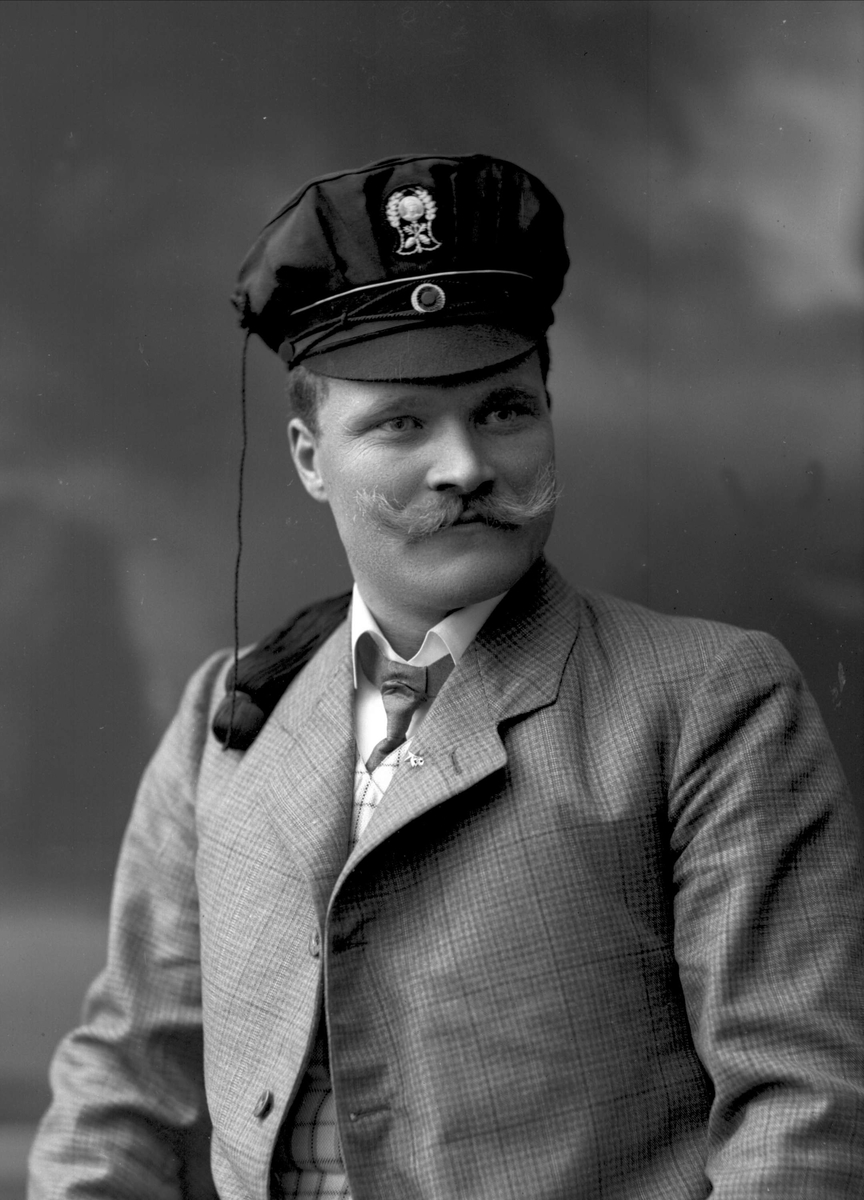 Gustav Borgen, Portrett, mann med studentlue. Herr Olav Fjærlie.
