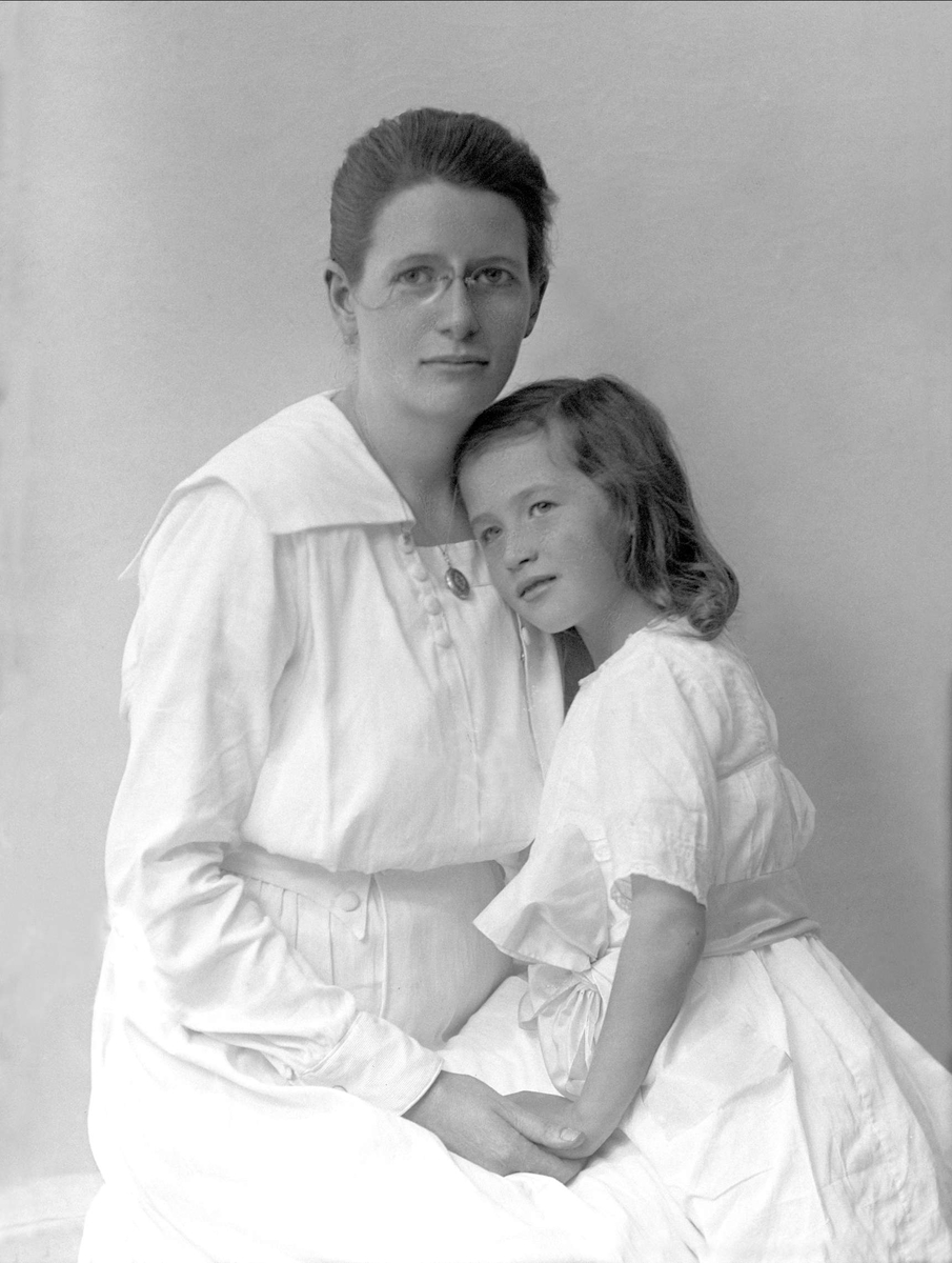 Gustav Borgen, Portrett av Agnes Syversætre, gift Skybak, med deres datter Inger Skybak.