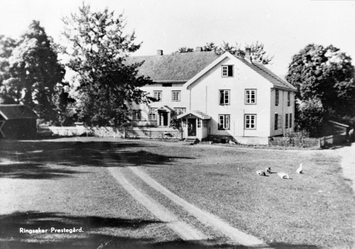 Anno Domkirkeodden, Eksteriør, Ringsaker prestegård, hovedbygningen til venstre, forpakterbolig til høyre.