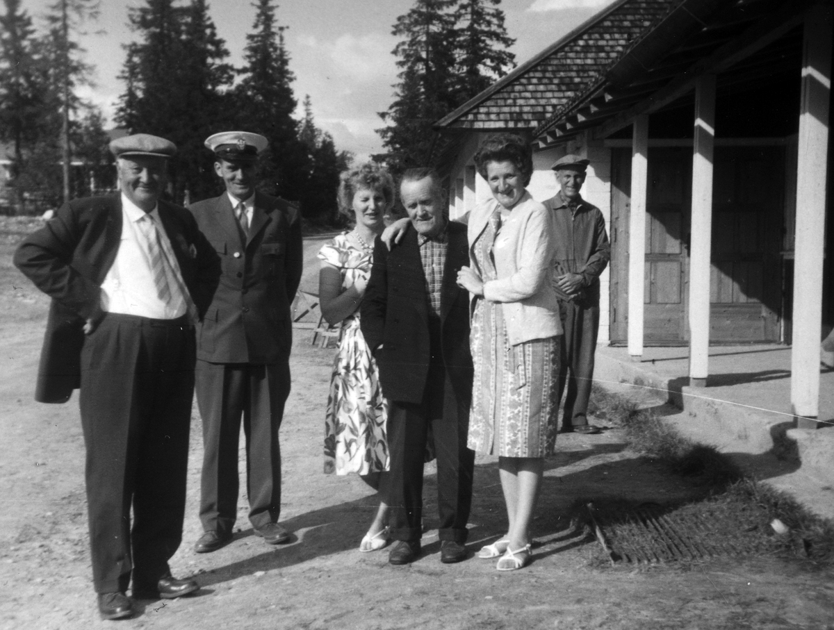 Anno Domkirkeodden, Skogbygda Blindesaksforening på busstur. Fra venstre Klaudi Lindstad, sjåfør Lars Søsveen, Gerd Stensåsen f. Oppegård, Andreas Stenseth, Tora Engebakken og Albert Kroken