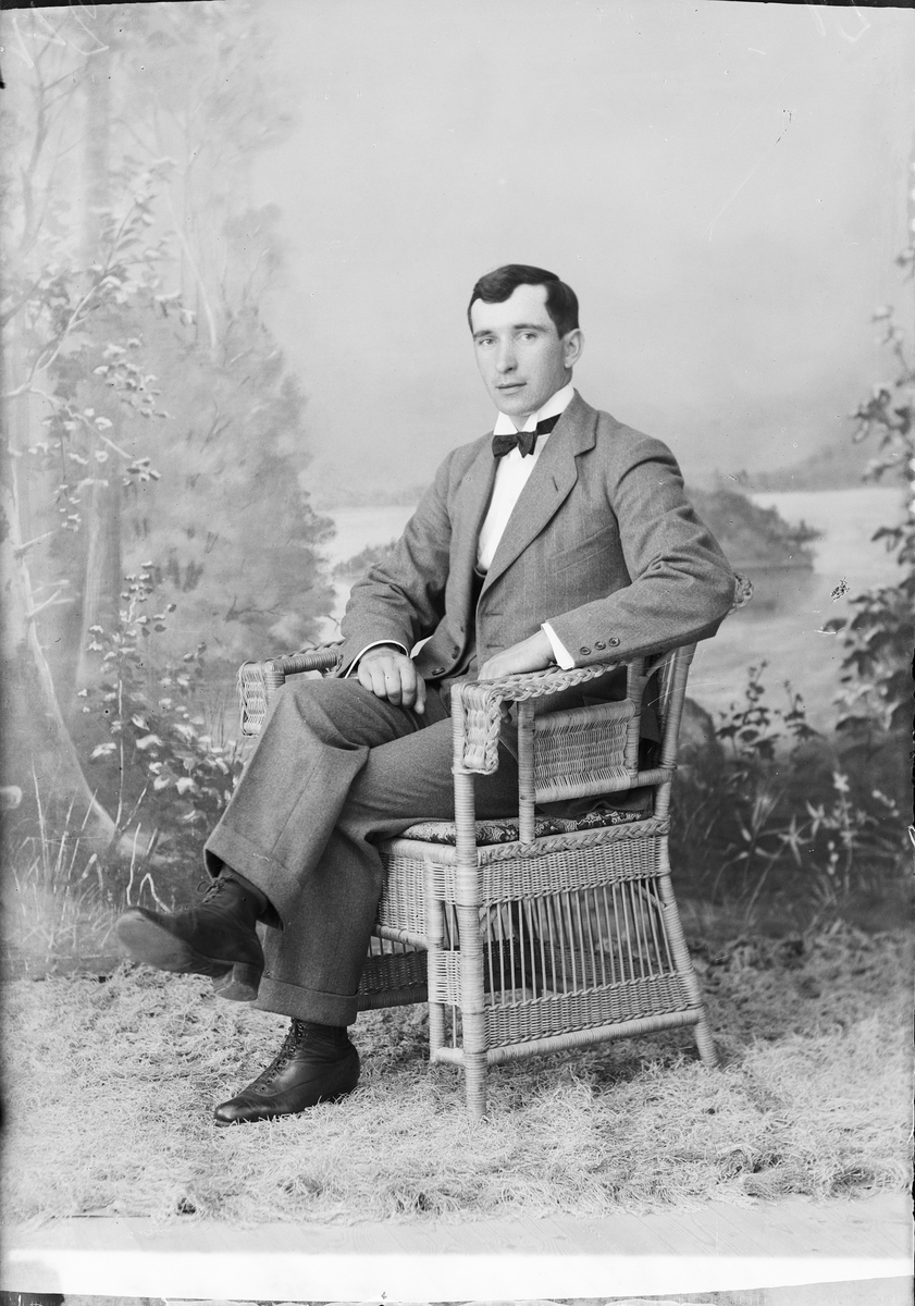 Skötsner-Edhlund, Ateljé portrait - Axel Andersson from Johannisfors, Forsmark parish, Uppland 1921