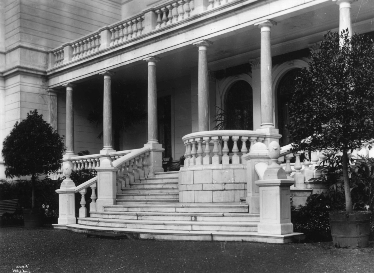 Anders Beer Wilse, Skøyen hovedgård, Oslo 1903. Verandaen sett fra parken.