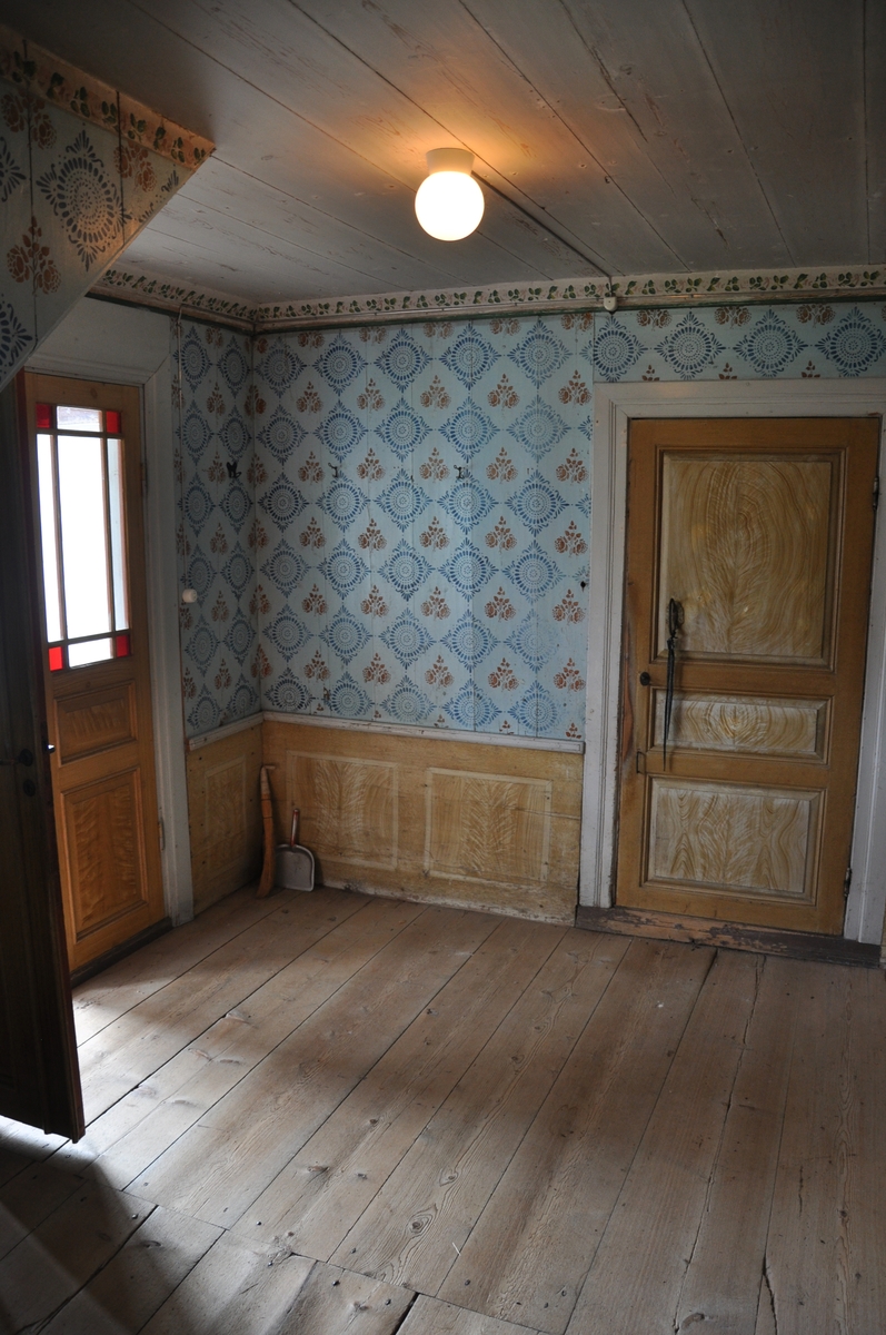 Simon Langwagen, Interiör från förstugan i parstugan på Nygårdsgården i Bingsjö. Byggnaden stod ursprungligen på annan plats i byn men flyttades omkring 18601861 till nuvarande plats som då var åkermark.