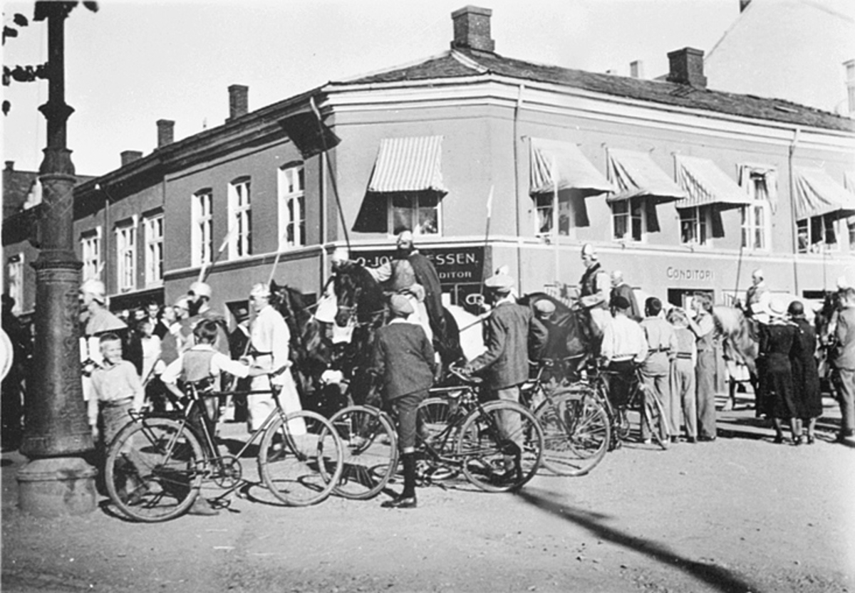Anno Domkirkeodden, HISTORISK OPPTOG, STRANDGT. , "VIKINGENE" PASSERER TIL HEST