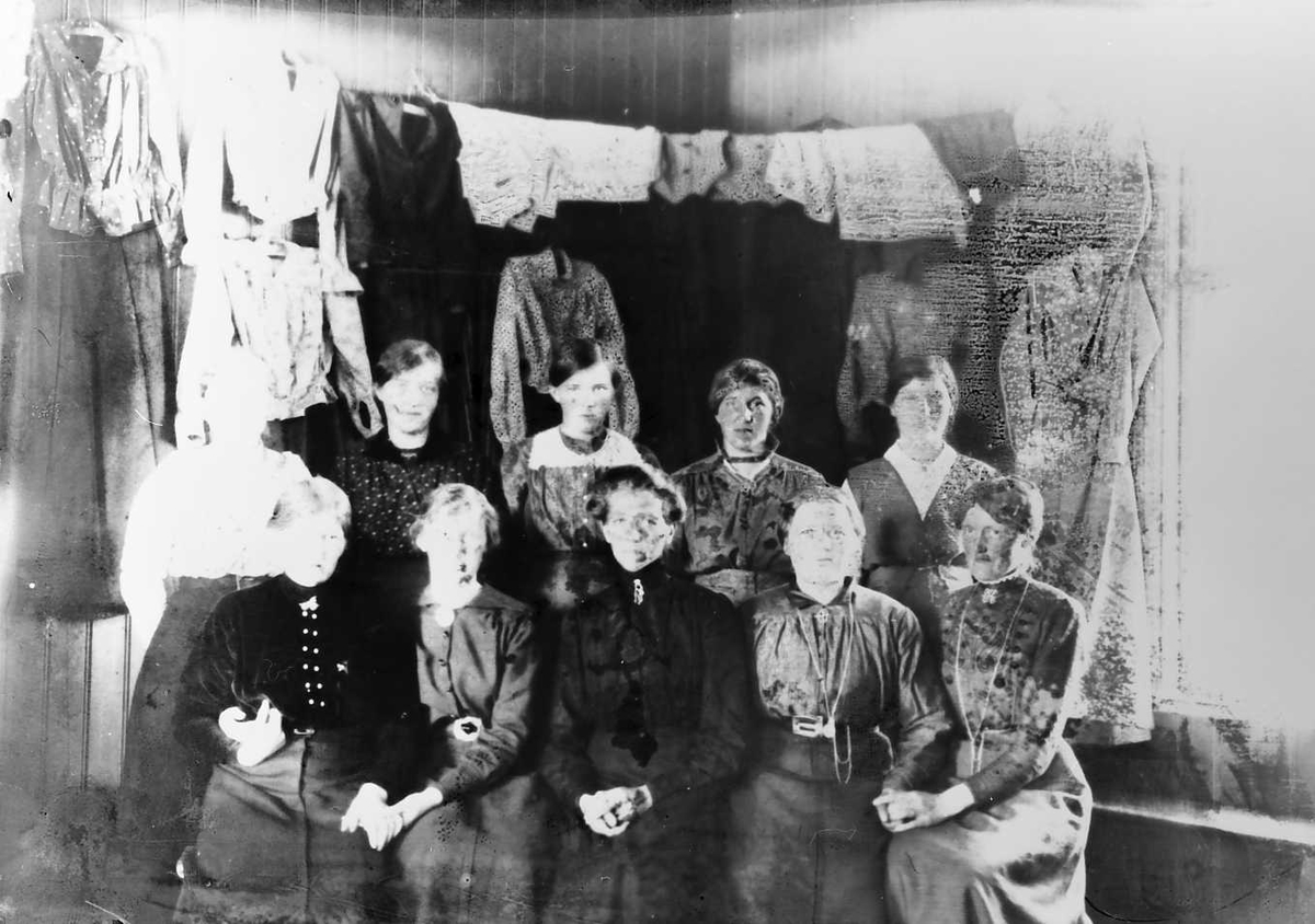 Peder J. Bredalslien, Gruppebilde. Kvinner
