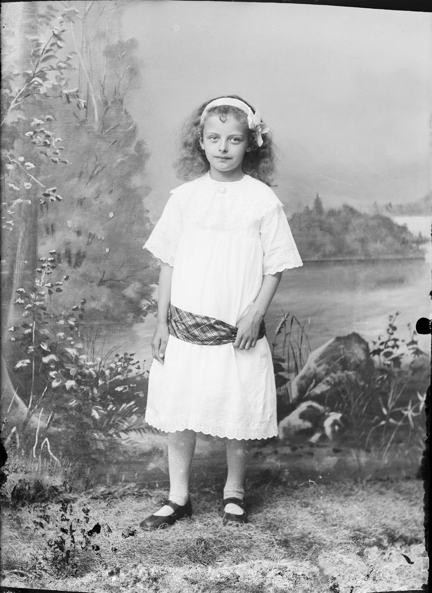 Skötsner-Edhlund, Ateljé Portrait - Girl, Östhammar, Uppland