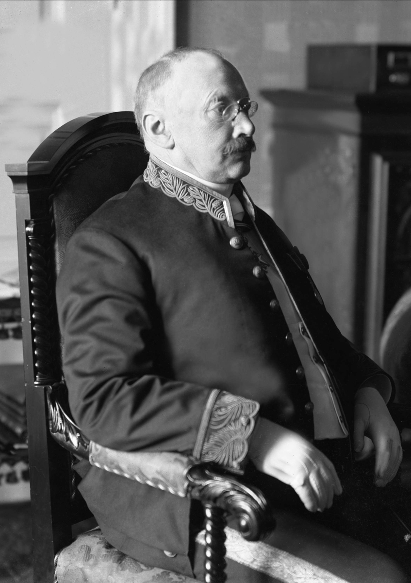 Gustav Borgen, Portrett, Hans Aimar Mow Grønvold i uniform som kabinettsekretær hos kong Haakon VII.