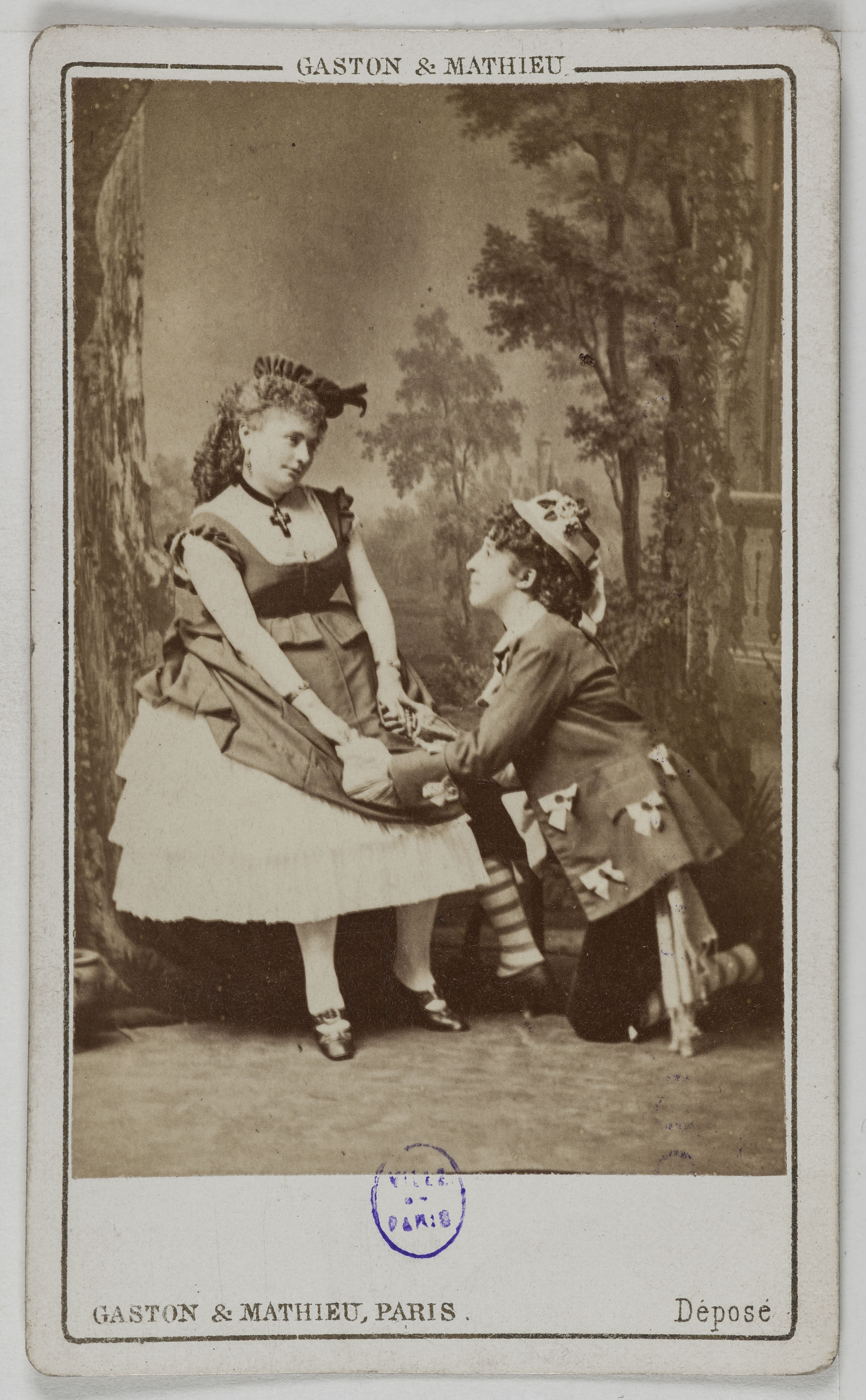 Gaston & Mathieu, Portrait de Lydie, (actrice) accompagnée de Pépita (actrice)