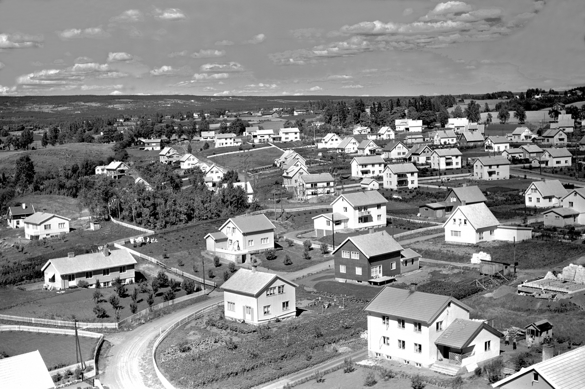 Widerøes Flyveselskap A/S, Flyfoto, Ridabu, Åker, Mogens Svales vei nederst i bildet og Åker Alle diagonalt til høyre