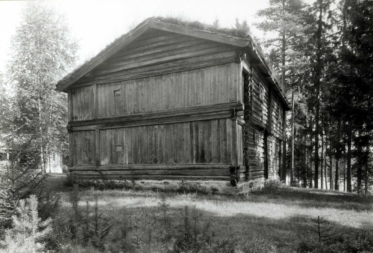 Gisle Midttun, Hovde, Stor-Elvdal, Sør-Østerdal, Hedmark. Bygning i tømmer med torv på taket. Nå på Glomdalsmuseet.