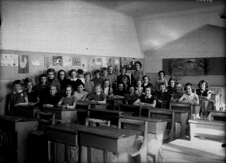 Sven Lindskog, Olaus Petriskolan, classroom interior, 29 girls with teacher Miss Anna Jansson. Class 4a.