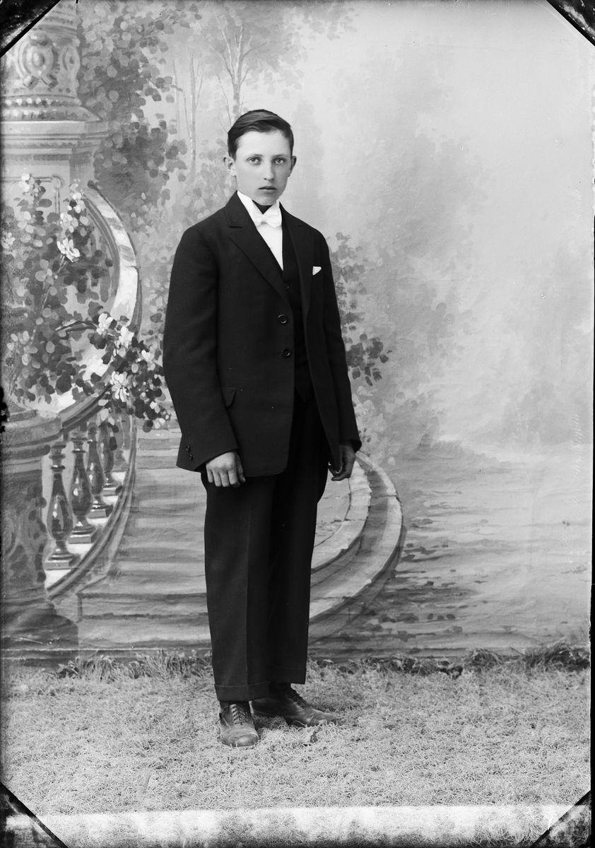 Skötsner-Edhlund, Ateljéporträtt - Åke Jansson från Duderö, Börstil socken Uppland 1926
