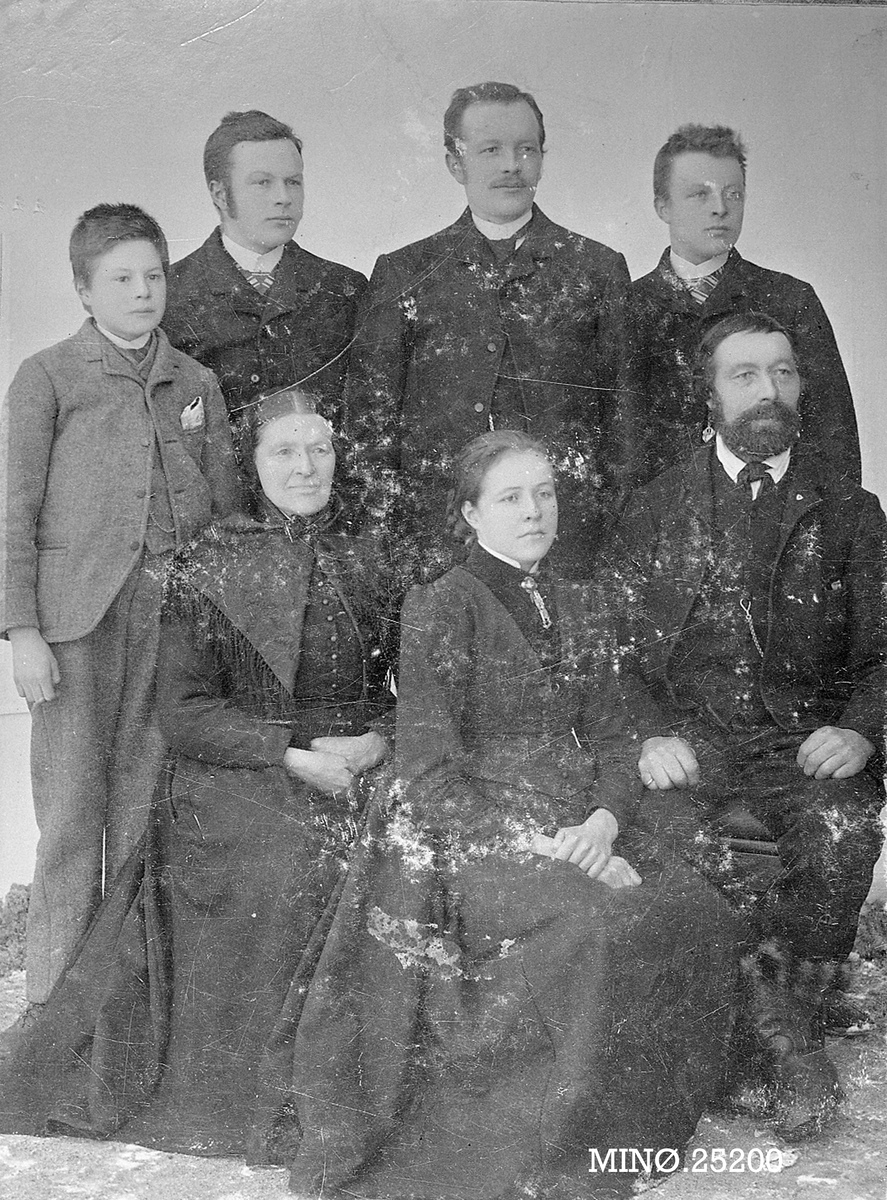 Henrik Augustinsson Stinessen, Portrett av familien Blostrupmoen.