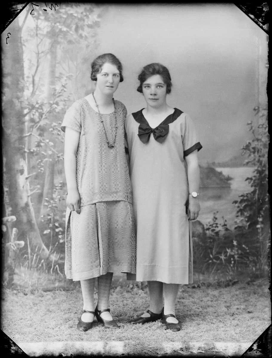 Skötsner-Edhlund, Ateljé Portrait - Nanny Larsson of Gimo with a Woman, Uppland 1926