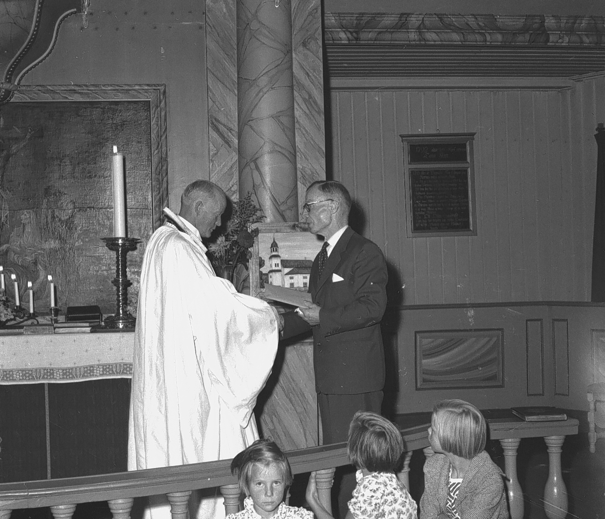 Per Magne Grue, Tynset kirke, overrekkelse til presten (prost Norborgs avgang?).