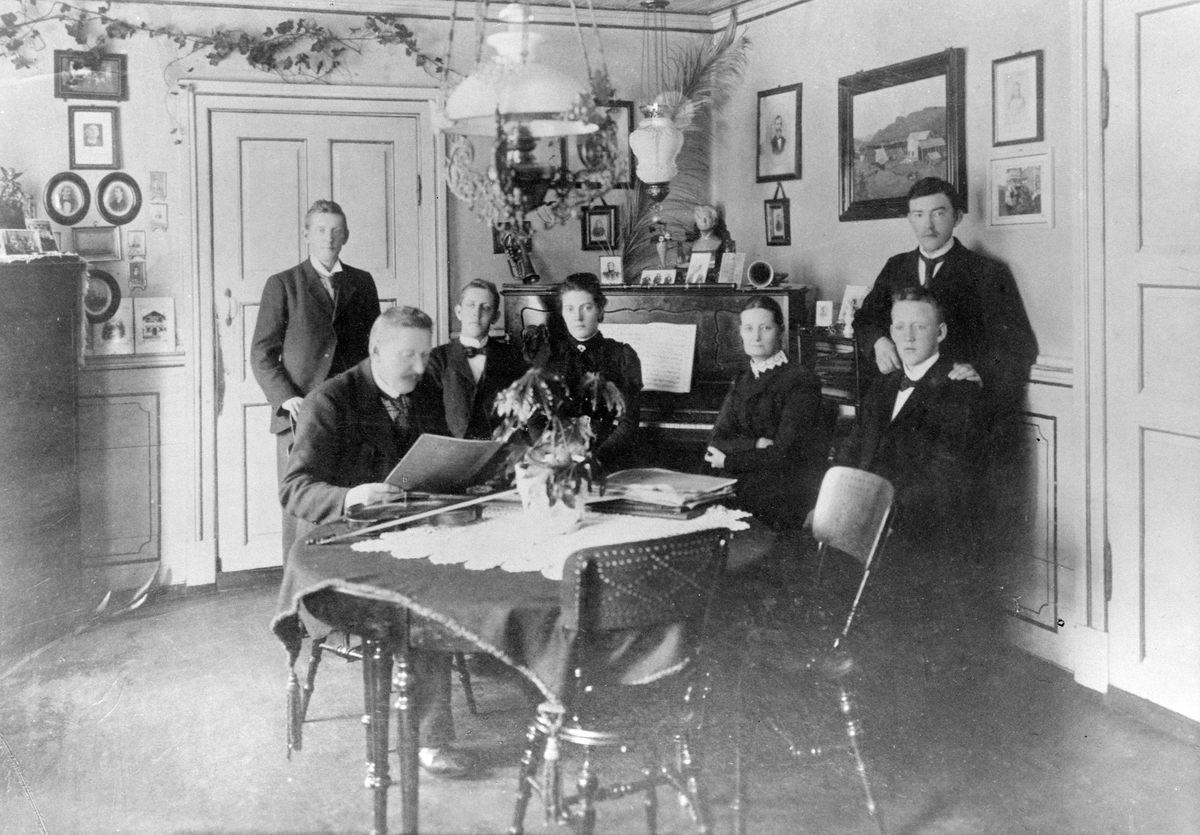 Anno Domkirkeodden, GRUPPE: 7, KOPPANGMUSIKKEN, STÅENDE FRA VENSTRE: SIGURD KOPPANG, OLAF KOPPANG, SITTENDE FRA VENSTRE: OLAF, ALF, INGEBORG, INGEBORG, HÅKON KOPPANG, INTERIØR: STUE