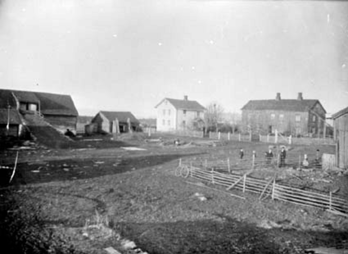 Anno Domkirkeodden, EKSTERIØR: GARDSBRUK, HEMSTAD VESTRE