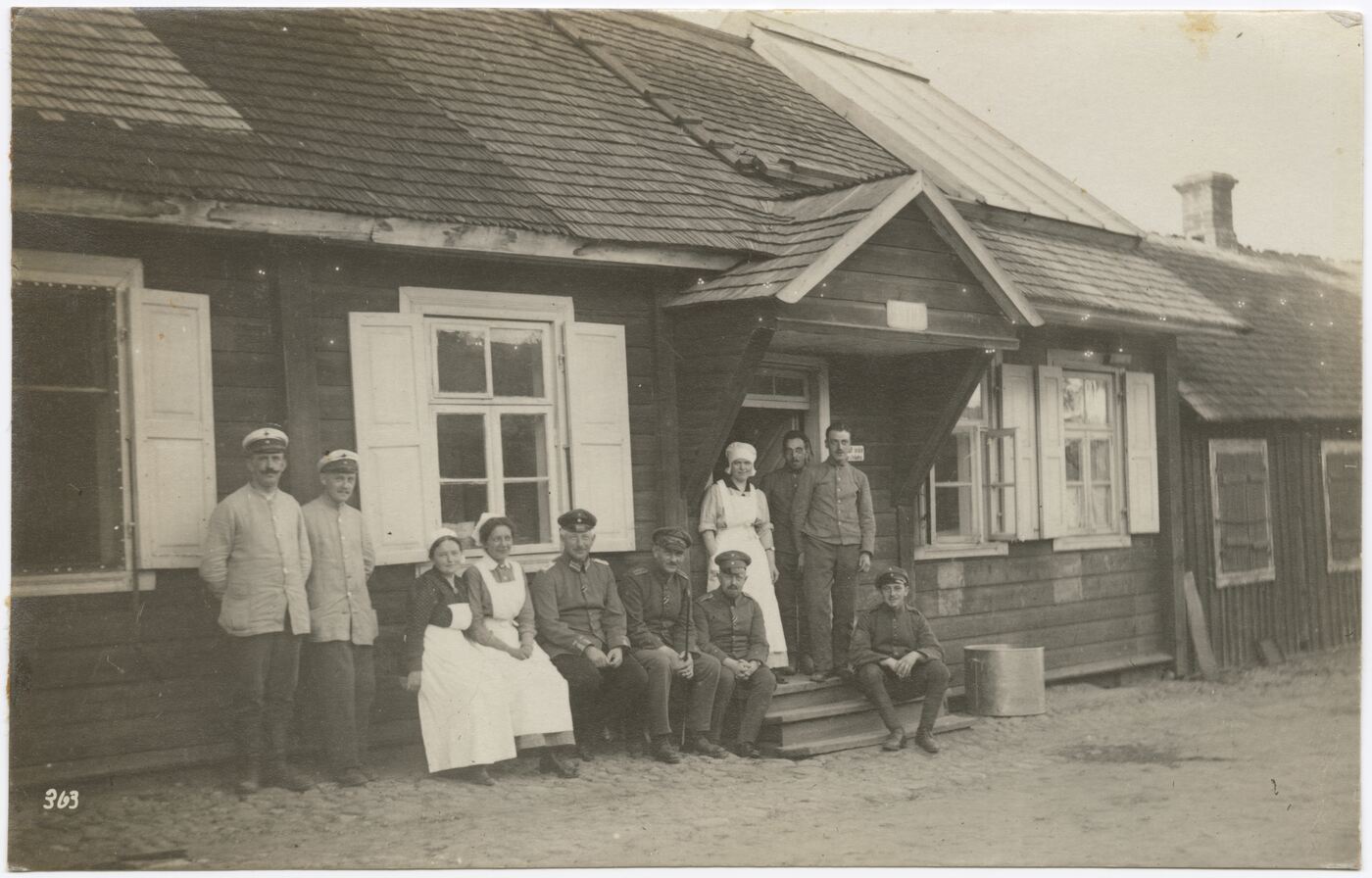 Wilhelm Alb. Bechtel, Kariškių ir medicinos personalo portretas kieme, prie pastato