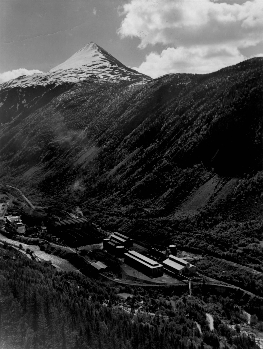 Anders Beer Wilse, Gaustatoppen i Vestfjorddalen på Rjukan. Bebyggelse i bunnen av dalen.