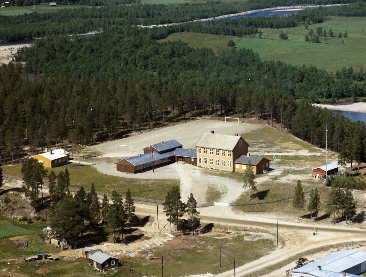 Widerøes Flyveselskap A/S, Plassen skole.