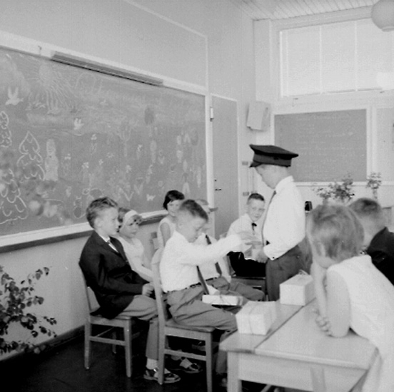 Knut Borg, Rostaskolan, klassrumsinteriör, skolbarn. Sussis och Hasses examen. Examen i andra klass, lärarinna Märta Ljung.