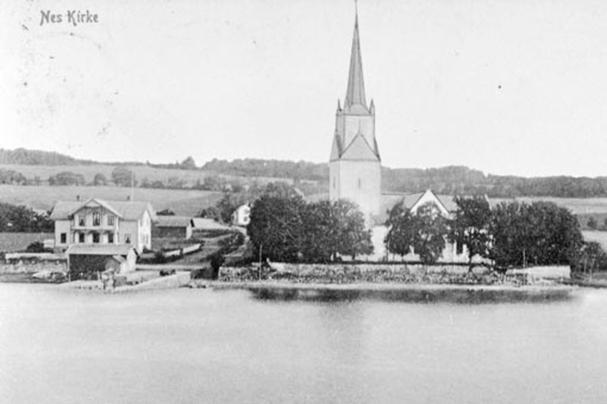 Anno Domkirkeodden, Oversikt Nes kirke, tile høyre er Tingnes kommunelokale og forsamlingshus. Nes brygge, Hedmark. Postkort.