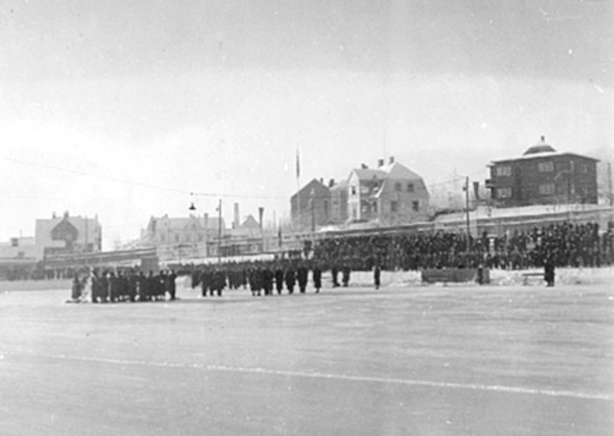 Anno Domkirkeodden, HAMAR STADION, SKØYTELØP, MUSIKKORPS PÅ ISEN