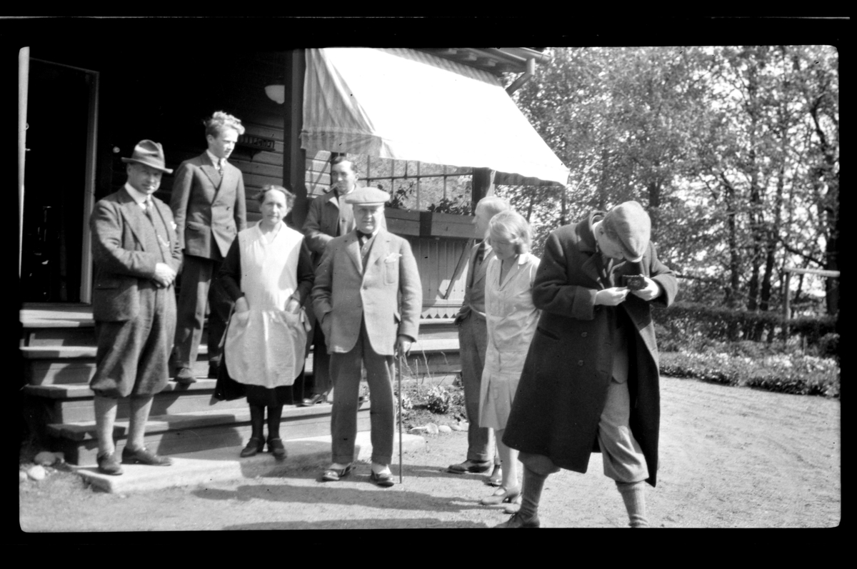 Rolf Sr. Sundt, Familie og venner foran Halfdan Sundts hus i Stavern. Fra venstre Finn, Bjarne og Rebekka Sundt, Johan Buratti, Trygve, Peter, Julie Cecilie (Essemor) Sundt samt ukjent. Fotografert 1928.