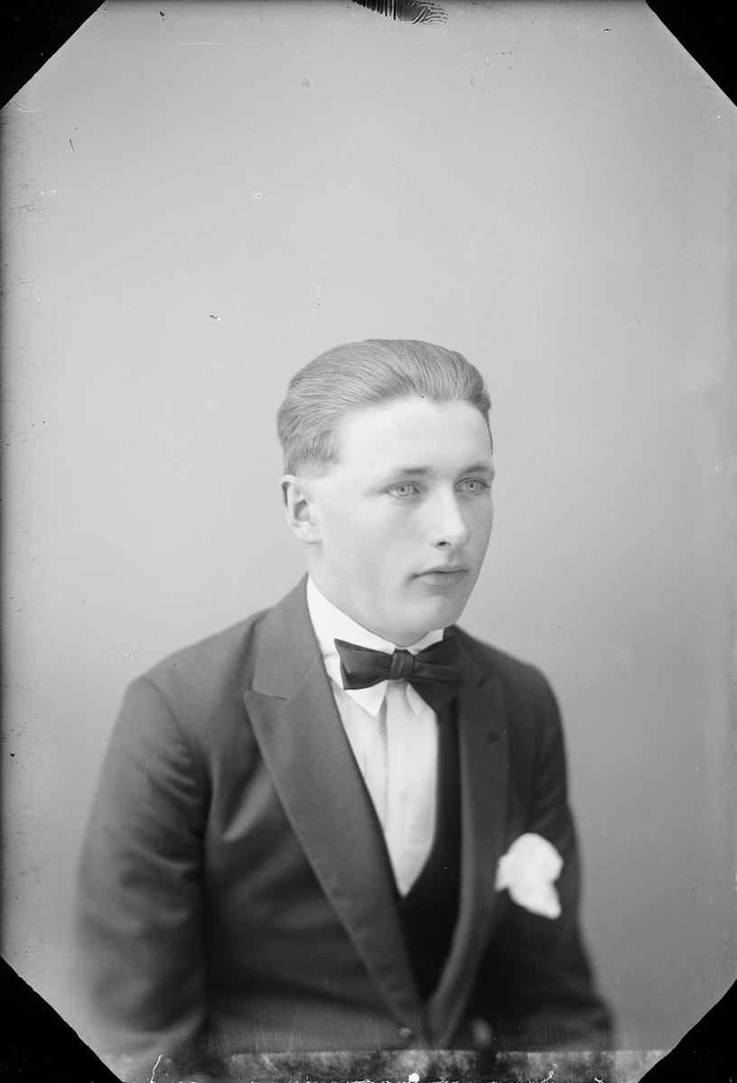 Skötsner-Edhlund, Ateljéporträtt - Gunnar Boman från Östra Tvärnö, Harg socken, Uppland 1922